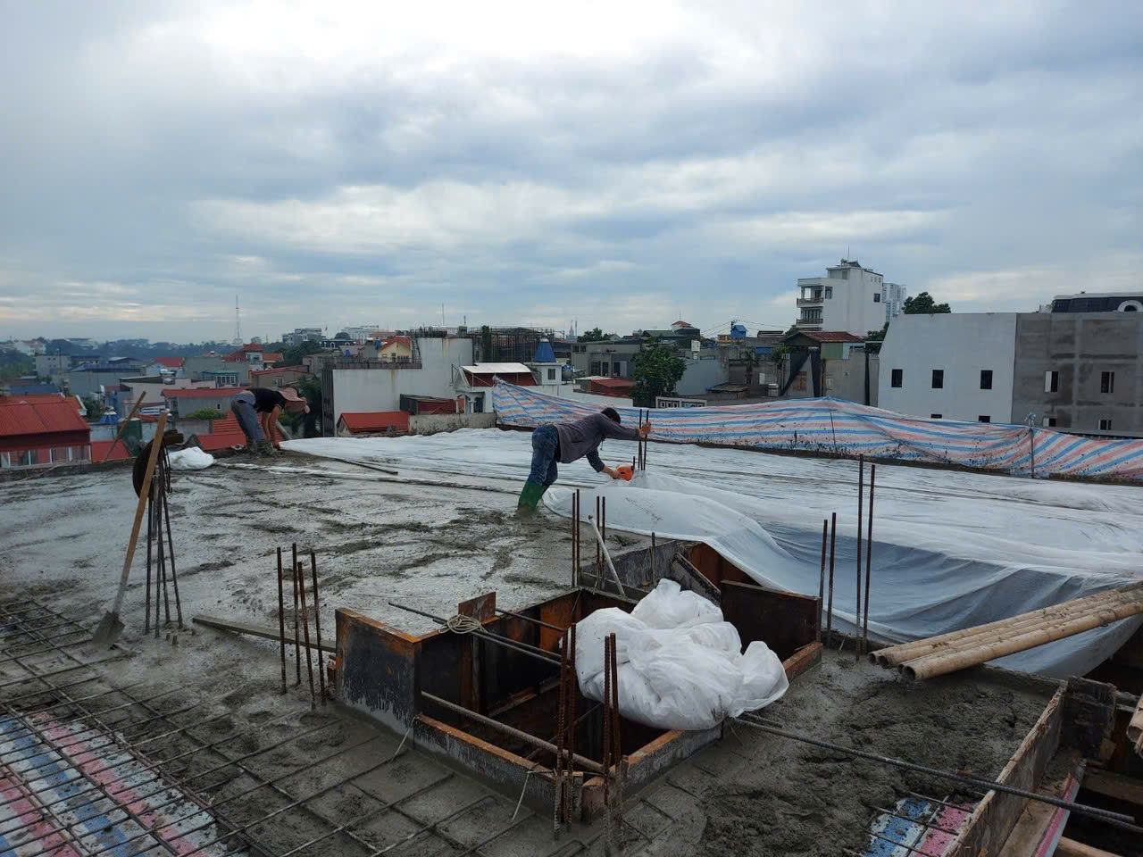 Kiểm tra sắt thép trên công trường Phú Thọ
